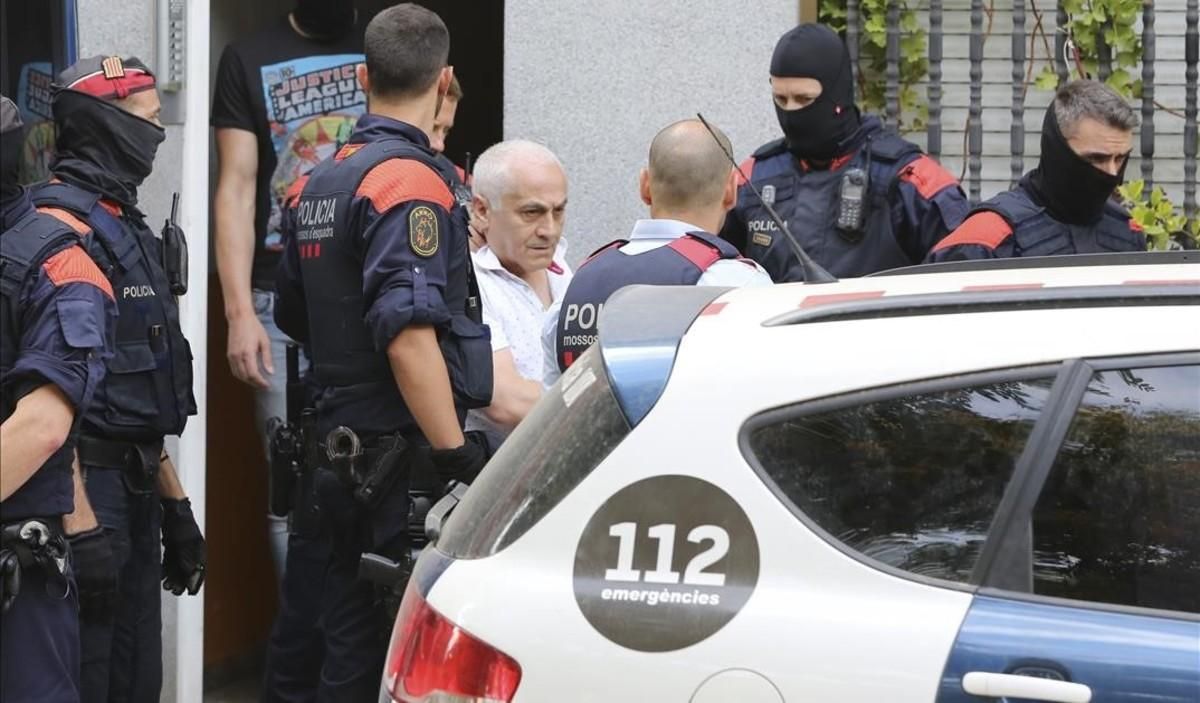 Uno de los dos detenidos por los Mossos en Badalona en la ’operación Nápoles’ contra la mafia Armenia. Uno de los dos detenidos por los Mossos en Badalona en la ’operación Nápoles’ contra la mafia Armenia.