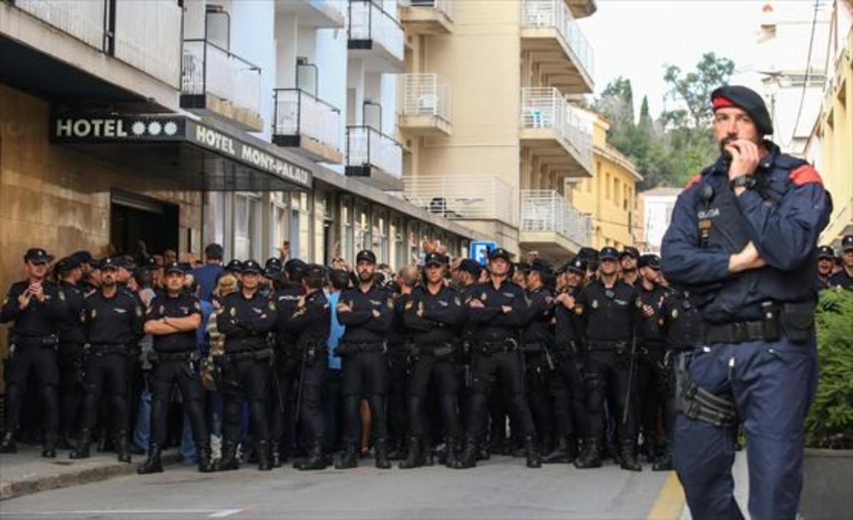 Un hotel de El Bruc comina a guardias civiles a dejar el local