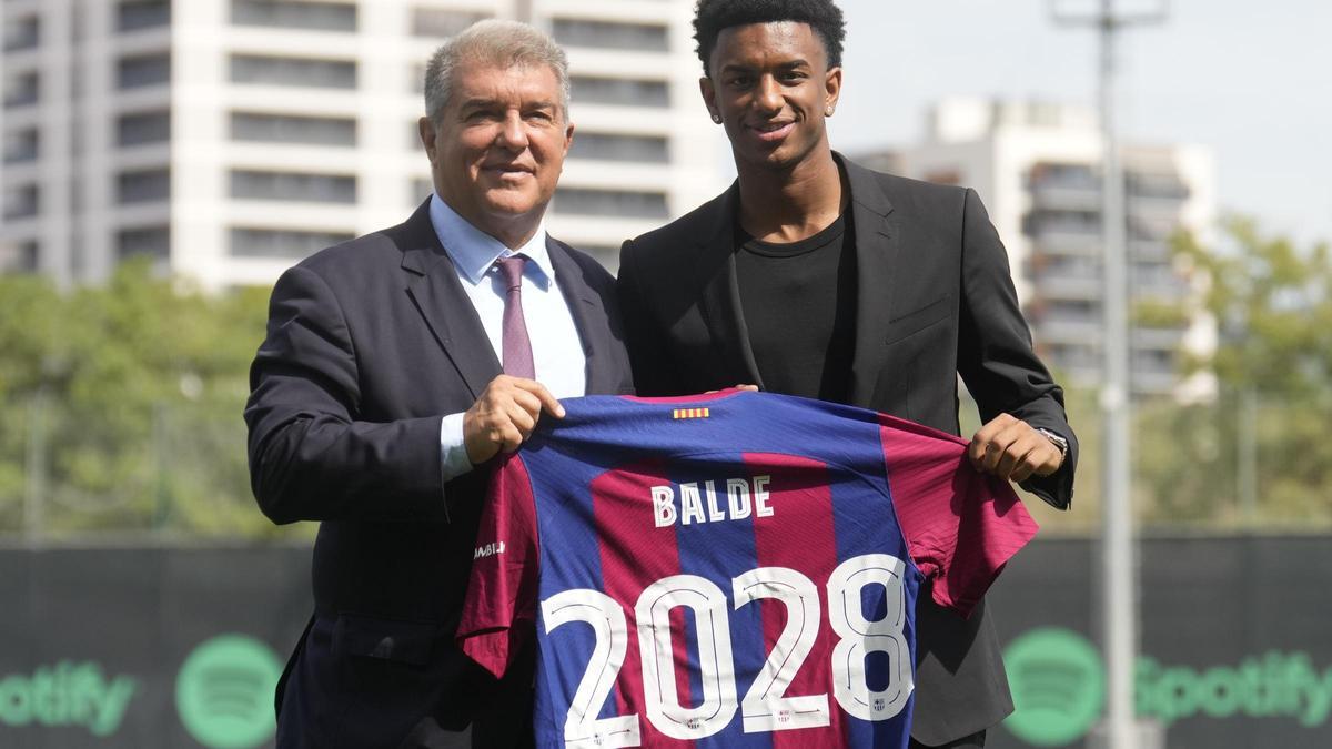 Balde, “the hero of La Verneda”, signs the new contract with Barça until 2028