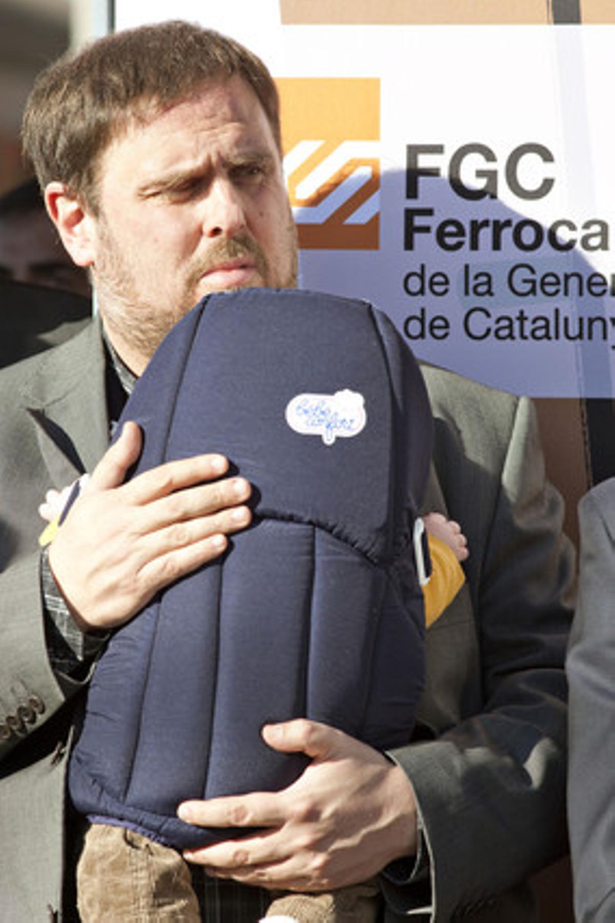 Oriol Junqueras, llevando a su bebé en una mochila infantil, durante la conmemoración del centenario del Carrilet, este sábado en Martorell.