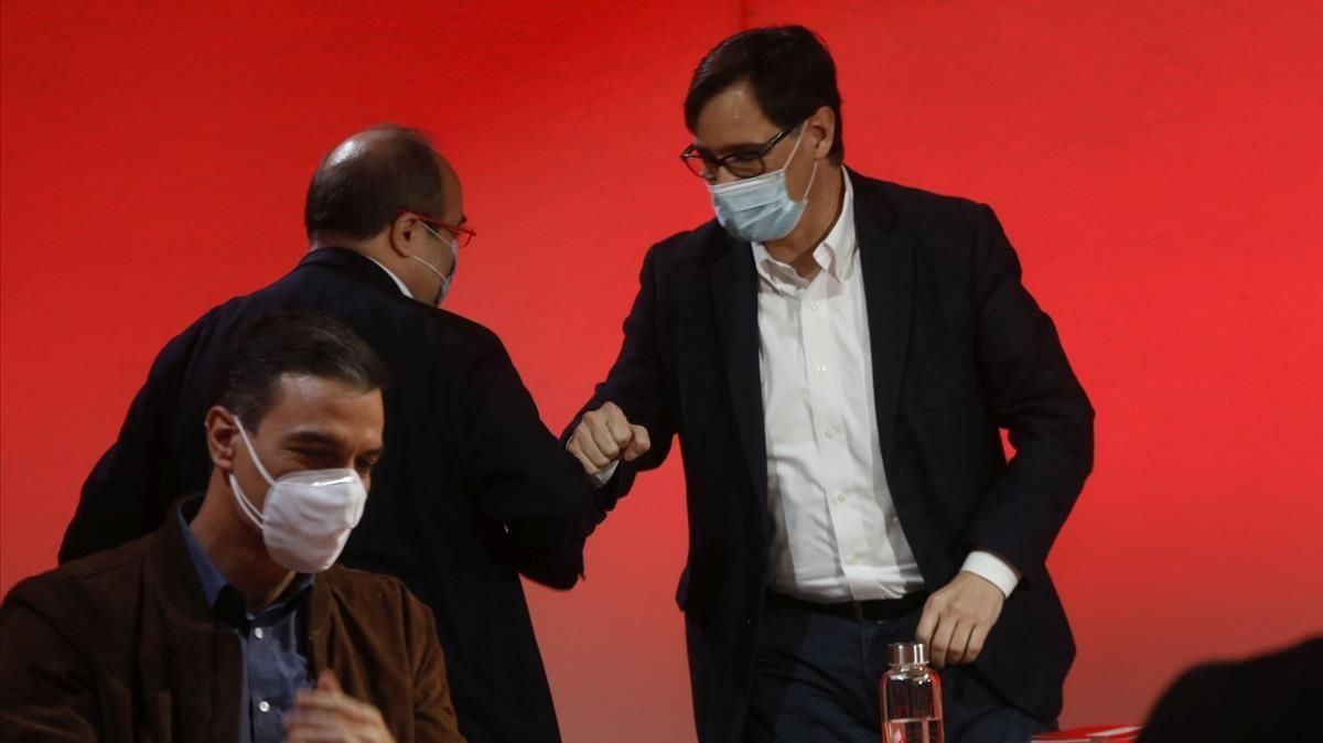 Miquel Iceta saluda a Salvador Illa durante el Comite Central del PSOE, en Barcelona, el 23 de enero. Miquel Iceta saluda a Salvador Illa durante el Comite Central del PSOE, en Barcelona, el 23 de enero.
