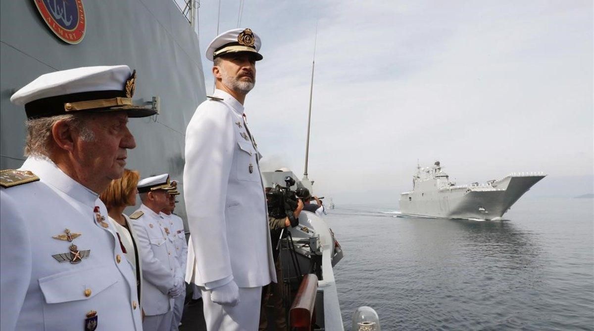 Juan Carlos y Felipe, el 2 de junio de 2017, en Pontevedra, en el aniversario de la Real Compañía de Guardiamarinas. Juan Carlos y Felipe, el 2 de junio de 2017, en Pontevedra, en el aniversario de la Real Compañía de Guardiamarinas.