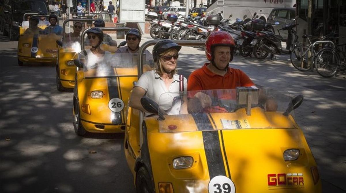 Turistas en ruta organizada por el centro de Barcelona. Turistas en ruta organizada por el centro de Barcelona.