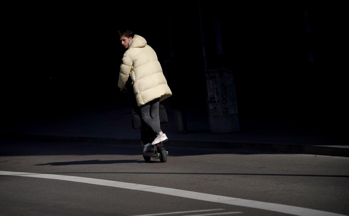 Una persona circula en patinete eléctrico por el centro de Madrid. 