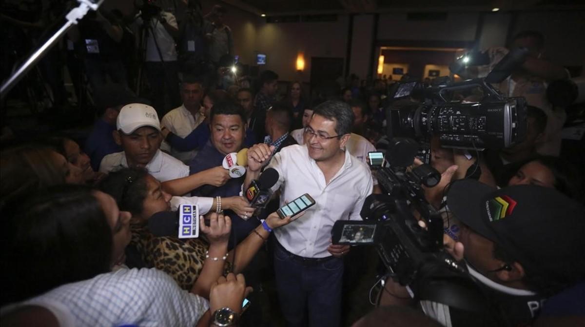 El presidente de Honduras  y candidato a la reelección Juan Orlando Hernández se proclama vencedor de las elecciones en Honduras.