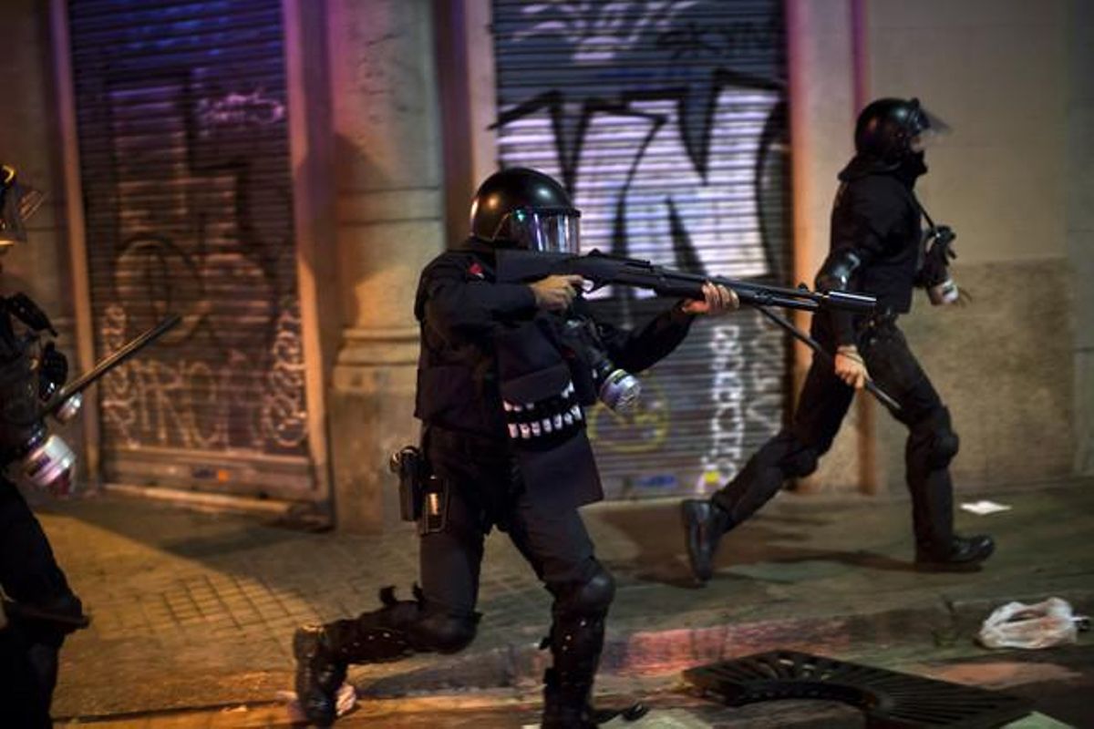 Actuación de los antidisturbios en las protestas de Barcelona de noviembre del 2012, durante la huelga general. Actuación de los antidisturbios en las protestas de Barcelona de noviembre del 2012, durante la huelga general.