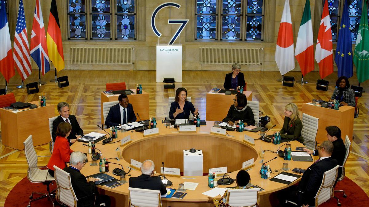 Sesión de trabajo de los ministros de Exteriores del G7 junto a representantes de países de países africanos, que fueron invitados a la cumbre para resaltar la importancia que concede el foro a dicho continente.