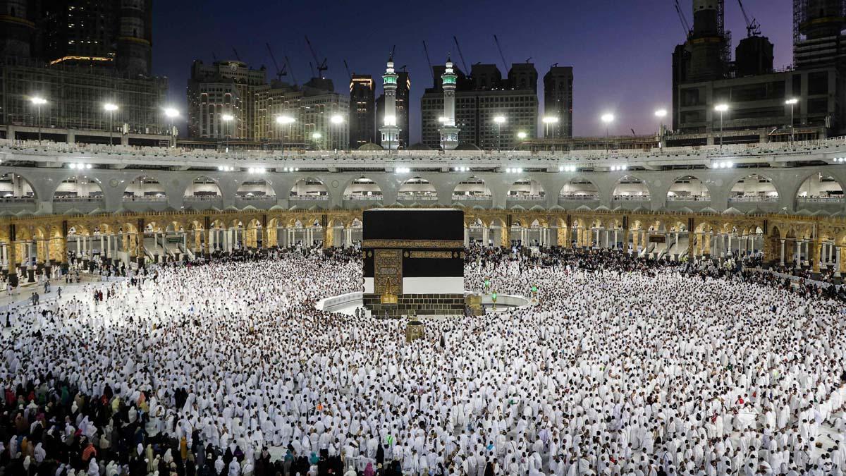 Fieles y peregrinos musulmanes (blancos) rezan alrededor de la Kaaba en la Gran Mezquita en la ciudad santa de La Meca en Arabia Saudita ,durante la peregrinación anual del Hajj.