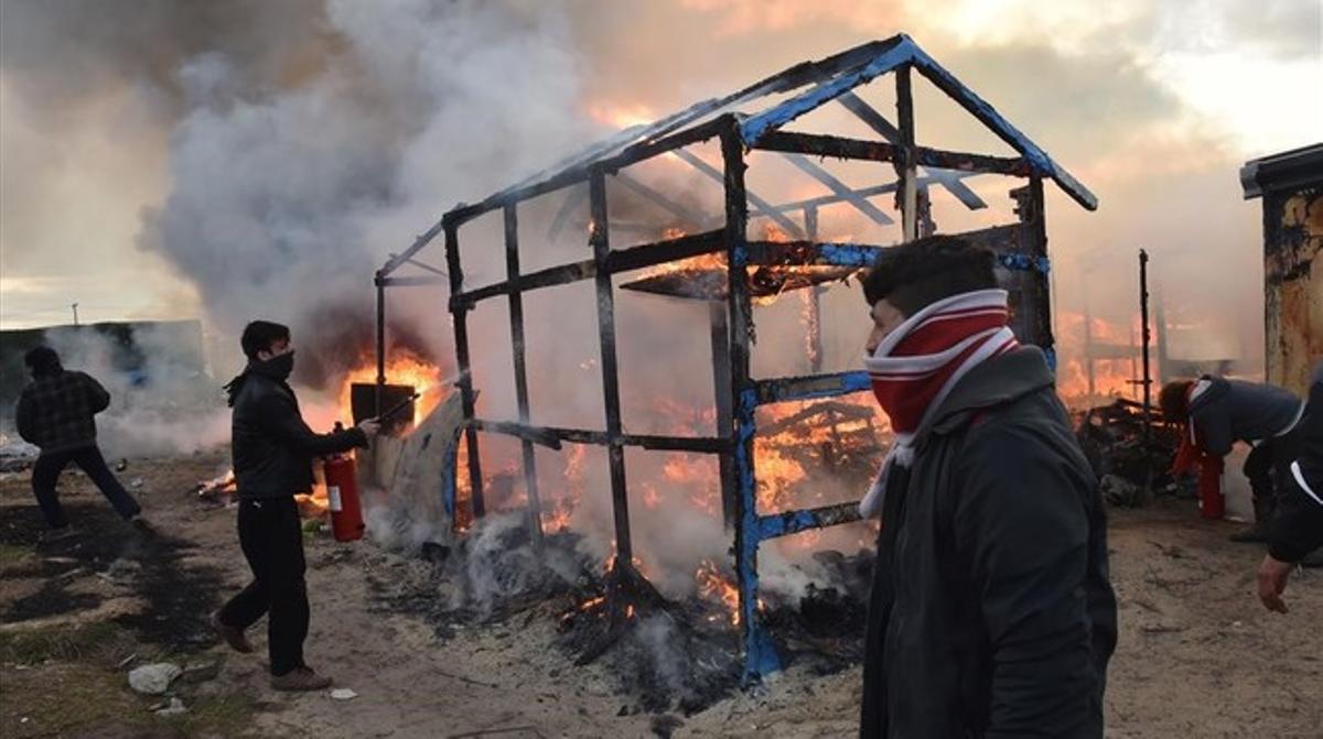 Incendio en ’La jungla’ de Calais.