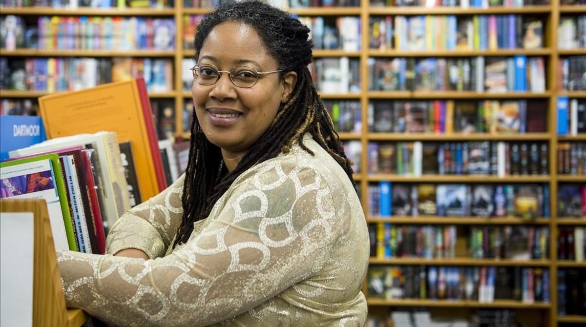 La ganadora del premio Hugo de ciencia ficcion 2016   la escritora N K  Jemisin  posa en la librería Gigamesh 
