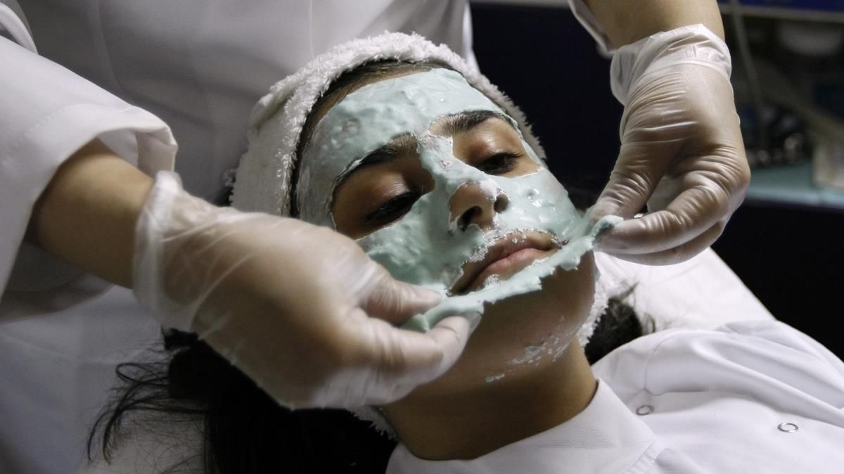 Una mujer, tratada con cosméticos. Una mujer, tratada con cosméticos.