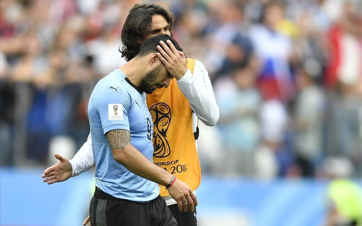 Edinson Cavani consuela a Luis Suárez al final del partido ante Francia Edinson Cavani consuela a Luis Suárez al final del partido ante Francia