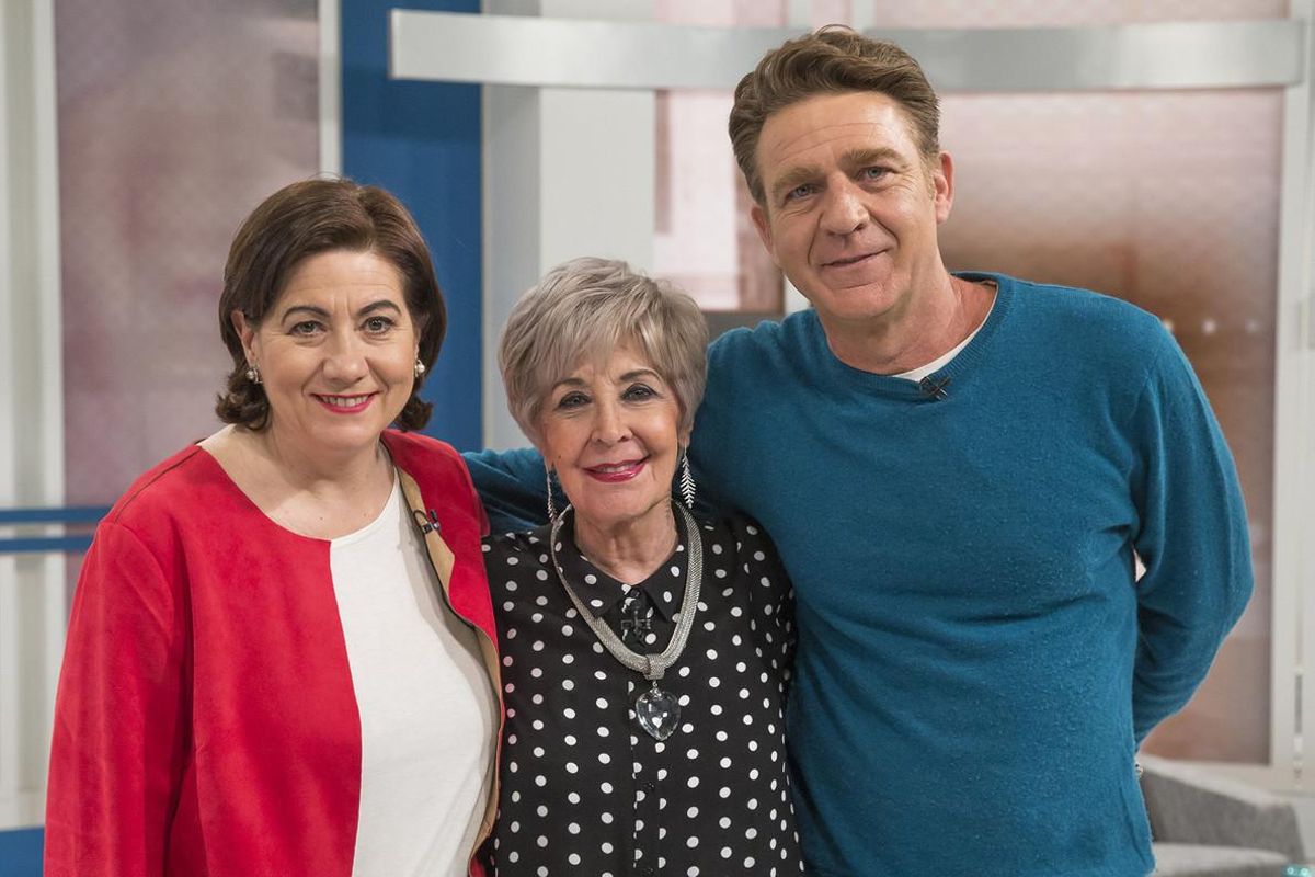 Luisa Martín, Concha Velasco y Juanjo Artero, en el programa de este sábado del programa de TVE-1 ’Cine de barrio’. Luisa Martín, Concha Velasco y Juanjo Artero, en el programa de este sábado del programa de TVE-1 ’Cine de barrio’.
