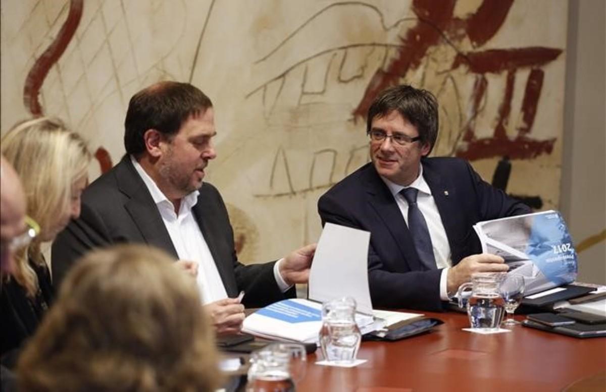 El vicepresidente del Govern, Oriol Junqueras, y el ’president’, Carles Puigdemont, en una reunión del Consell Executiu.