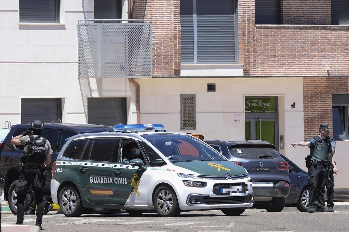 Un hombre se entrega a la Guardia Civil tras llevar 13 horas atrincherado con un rehén en Valladolid