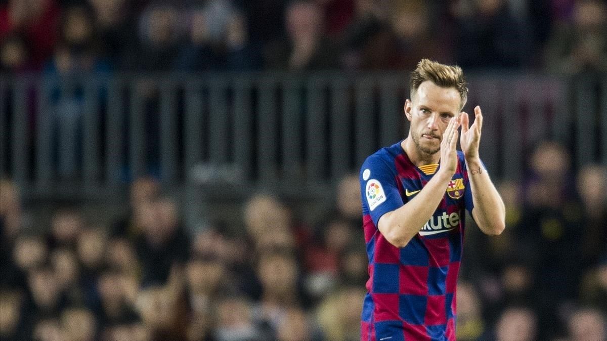 Rakitic aplaude al Camp Nou tras ser sustituido por Valverde. Rakitic aplaude al Camp Nou tras ser sustituido por Valverde.