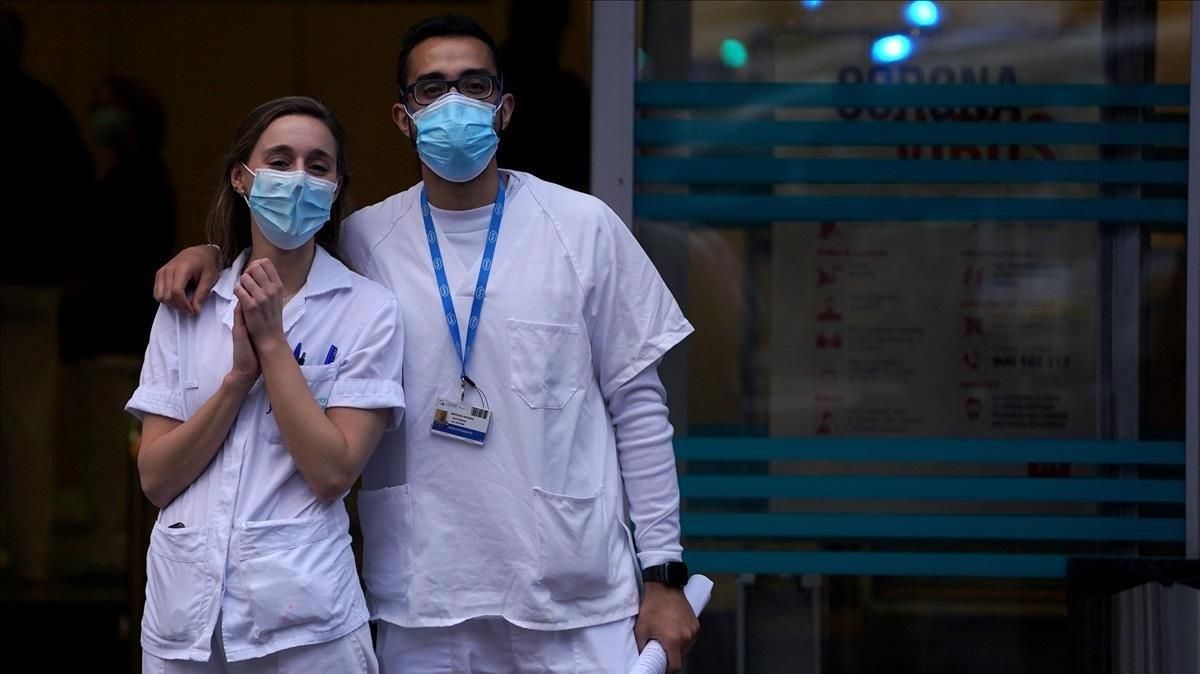 Sanitarios del hospital de la Fundación Jiménez Díaz, en Madrid, ayer. Sanitarios del hospital de la Fundación Jiménez Díaz, en Madrid, ayer.