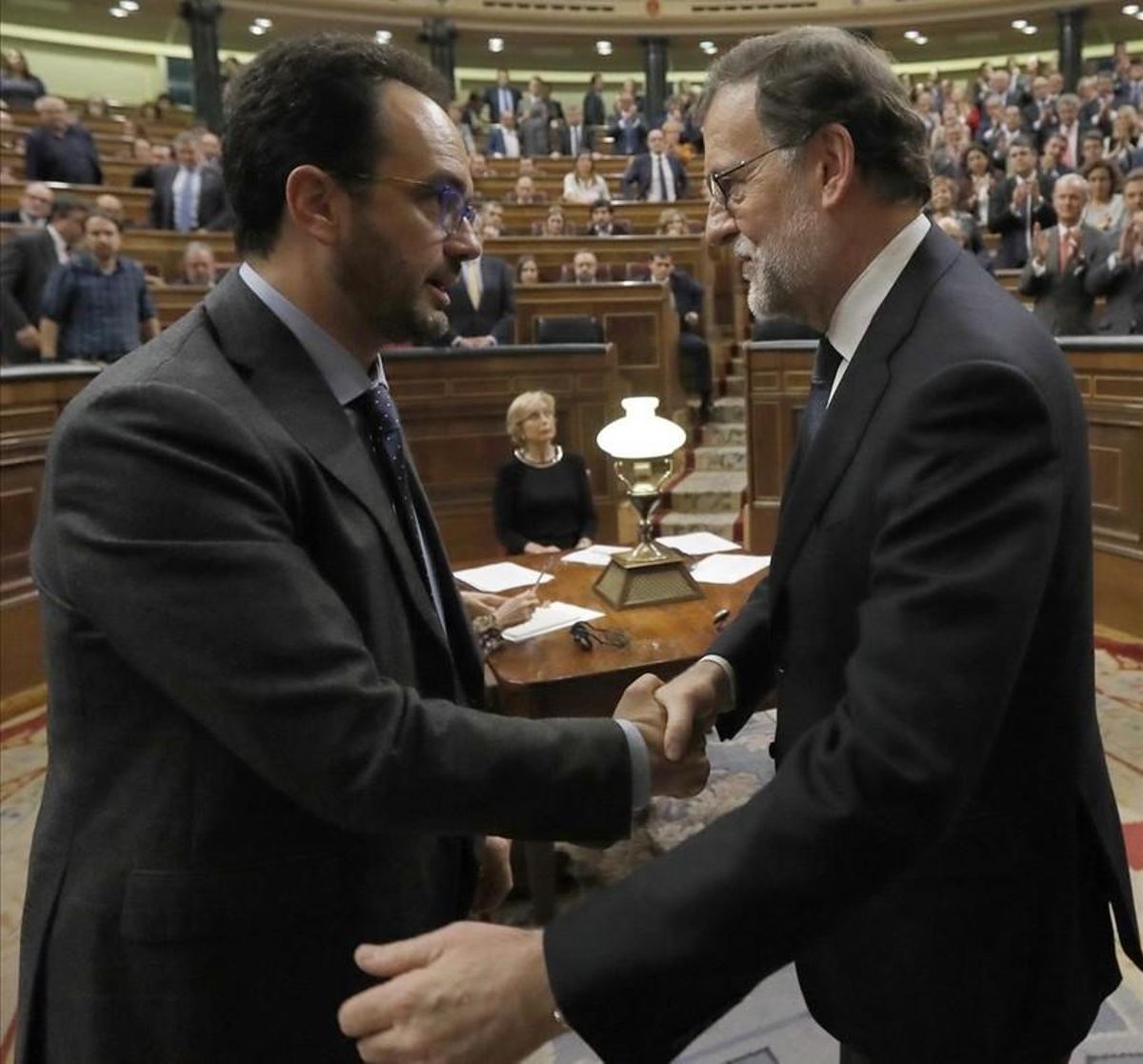 El portavoz del PSOE en el Congreso, Antonio Hernando, felicita a Mariano Rajoy tras la votación de investidura. El portavoz del PSOE en el Congreso, Antonio Hernando, felicita a Mariano Rajoy tras la votación de investidura.