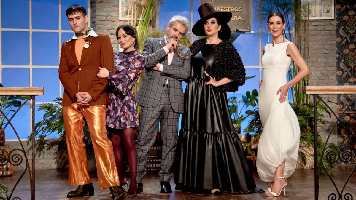 El jurado de ’Maestros de la costura’ junto a La Terremoto de Alcorcón y Raquel Sánchez Silva El jurado de ’Maestros de la costura’ junto a La Terremoto de Alcorcón y Raquel Sánchez Silva