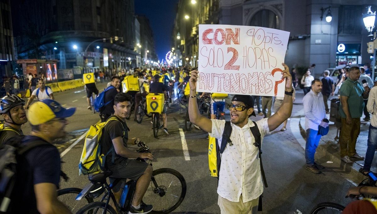 Protesta en Barcelona de repartidores autónomos de una conocida empresa digital de distribución. Protesta en Barcelona de repartidores autónomos de una conocida empresa digital de distribución.