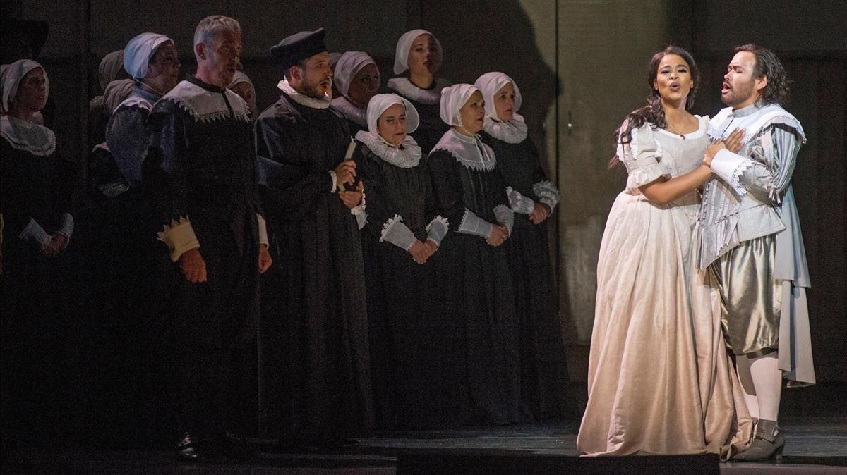 La soprano Pretty Yende (Elvira) y el tenor Javier Camarena (Lord Arturo Talbo), durante la opera ’I puritani’, de Bellini, en el Liceu.  