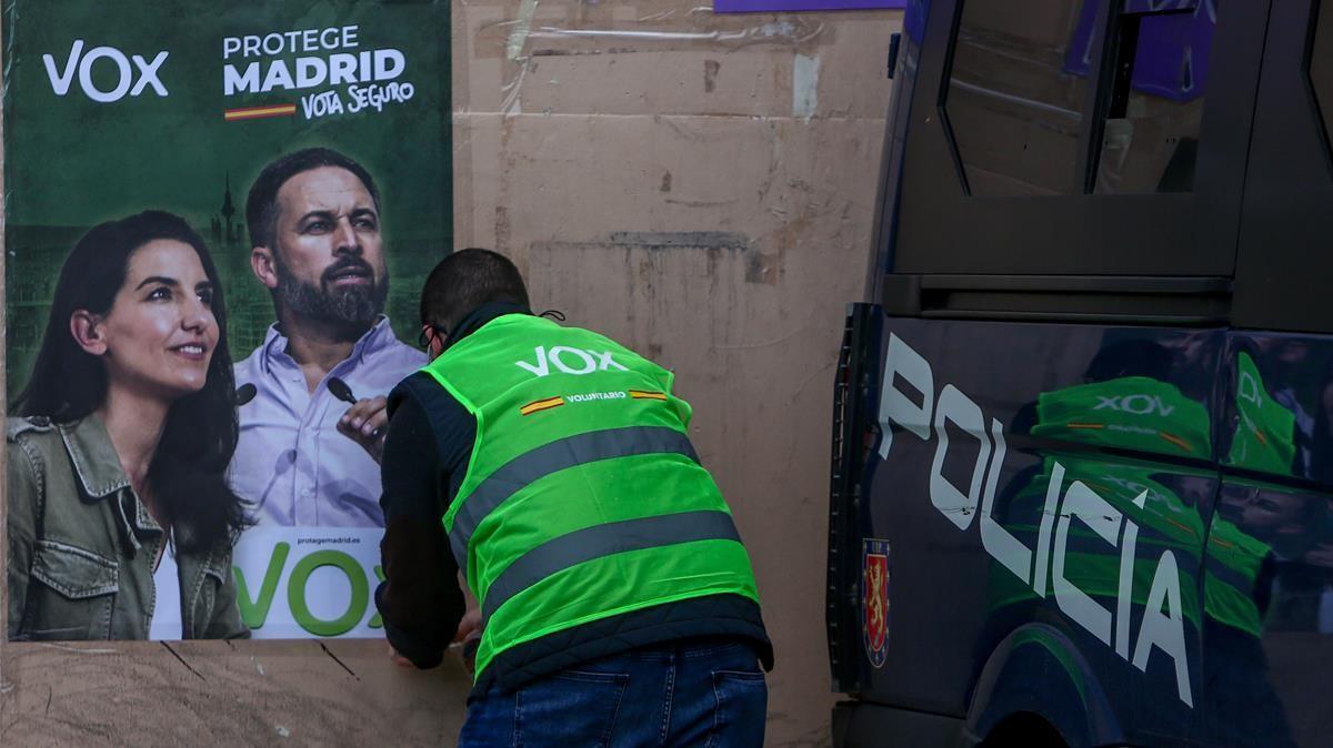 Pegada de carteles electorales de Vox en el marco de un acto electoral del partido en la localidad madrileña de Fuenlabrada, este lunes.