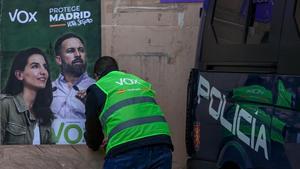 Pegada de carteles electorales de Vox en el marco de un acto electoral del partido en la localidad madrileña de Fuenlabrada, este lunes.