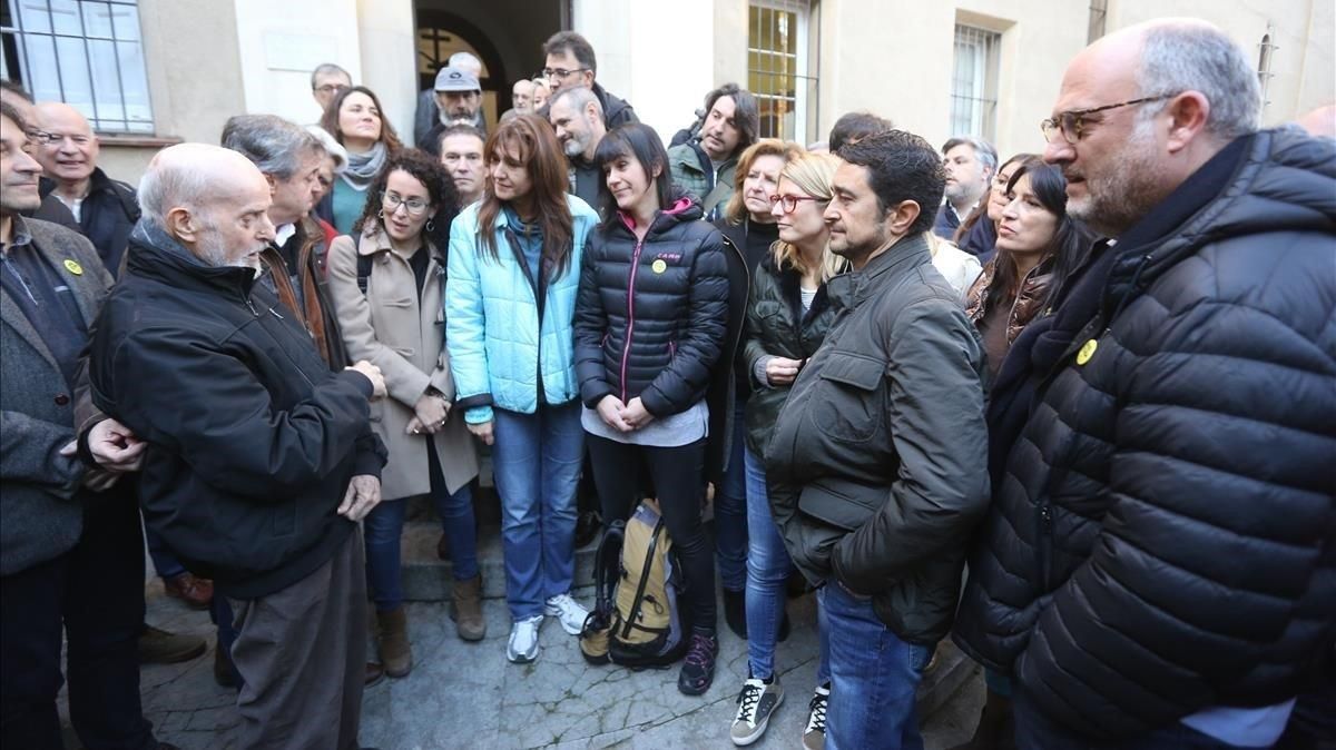 El monje capuchino Joan Botam recibe a los políticos independentistas que participan en el ayuno de 24 horas. El monje capuchino Joan Botam recibe a los políticos independentistas que participan en el ayuno de 24 horas.