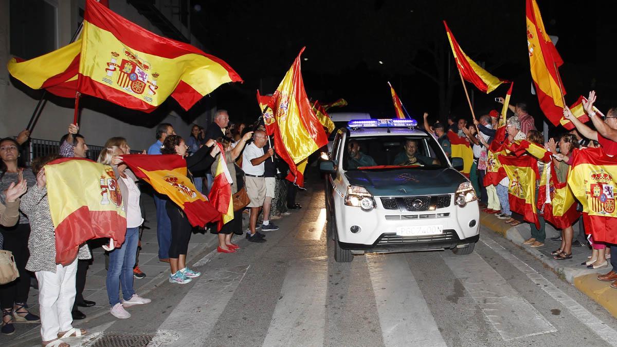 Varias decenas de personas han despedido con vivas a España y a la Guardia Civil a los agentes de la Comandancia de Algeciras (Cádiz).