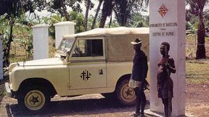 Dos vigilantes de Ikunde, centro fundado por el Ayuntamiento de Barcelona en Guinea colonial en 1959.