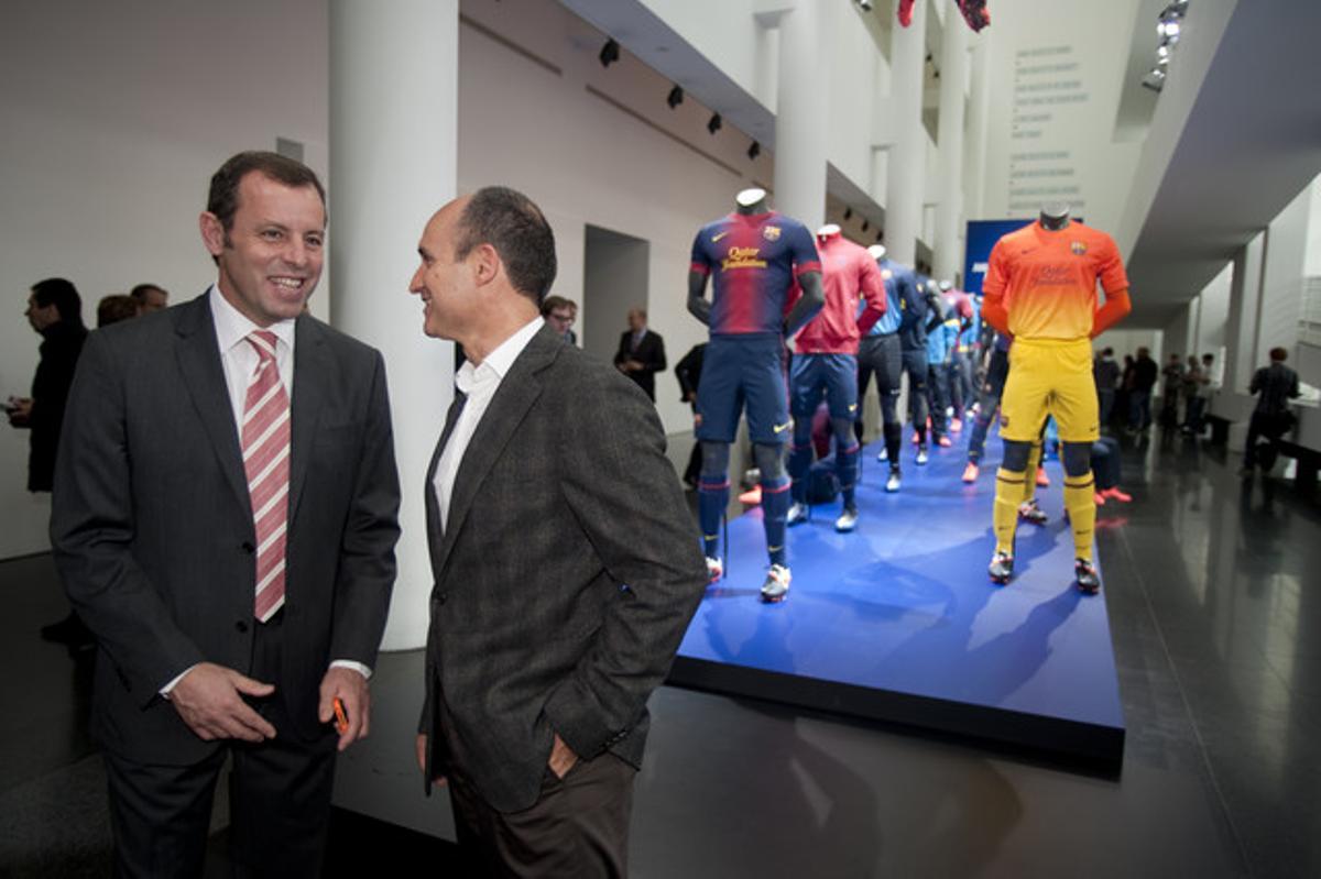 Sandro Rosell con Marcos Garzo, director de Nike Iberia, en la presentación de las nuevas camisetas del Barça para la próxima temporada en el Macba