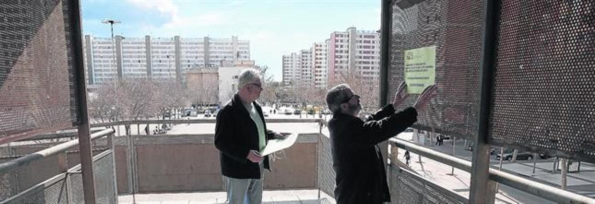Tejido asociativo fuerte 8 Dos miembros de la asociación de vecinos de Bellvitge colocan un cartel reivindicativo en las inmediaciones del local de la entidad, ayer por la mañana. Tejido asociativo fuerte 8 Dos miembros de la asociación de vecinos de Bellvitge colocan un cartel reivindicativo en las inmediaciones del local de la entidad, ayer por la mañana.