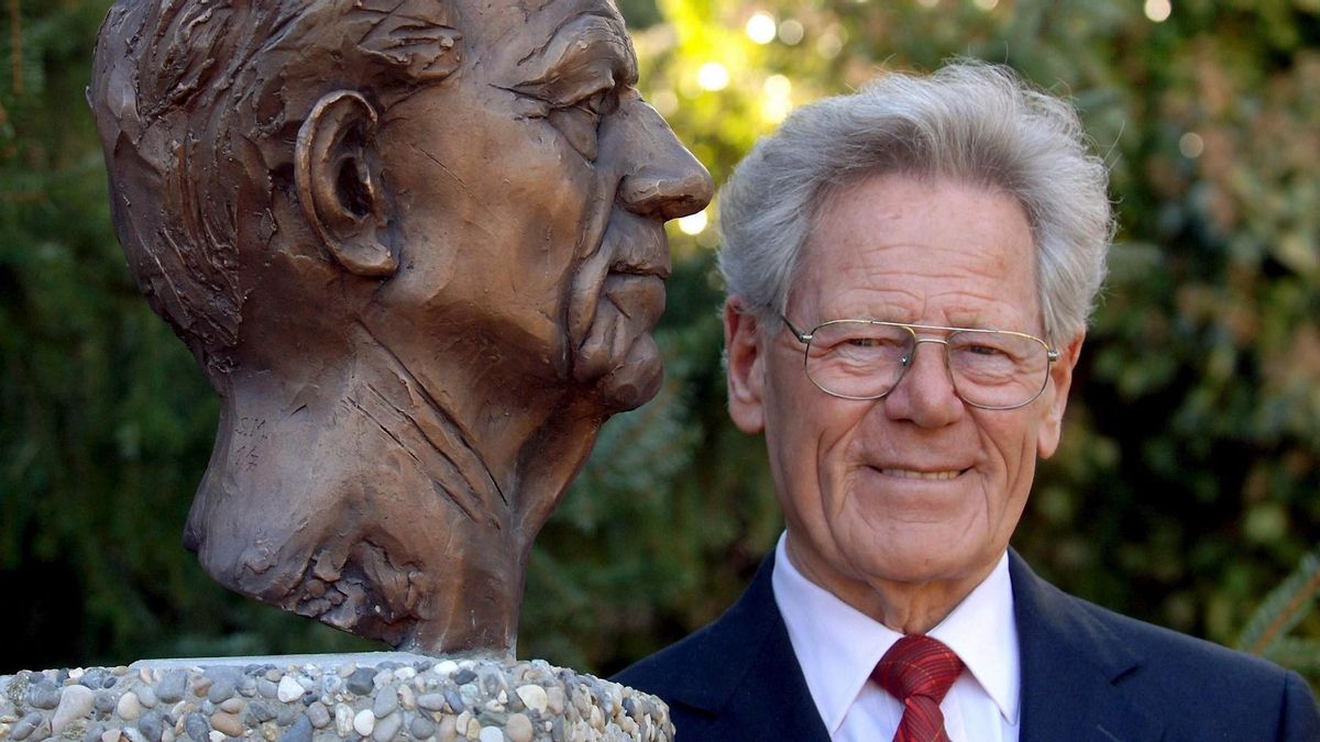 Hans Küng, junto a un busto suyo en la ciudad alemana de Tubinga, en 2005. Hans Küng, junto a un busto suyo en la ciudad alemana de Tubinga, en 2005.