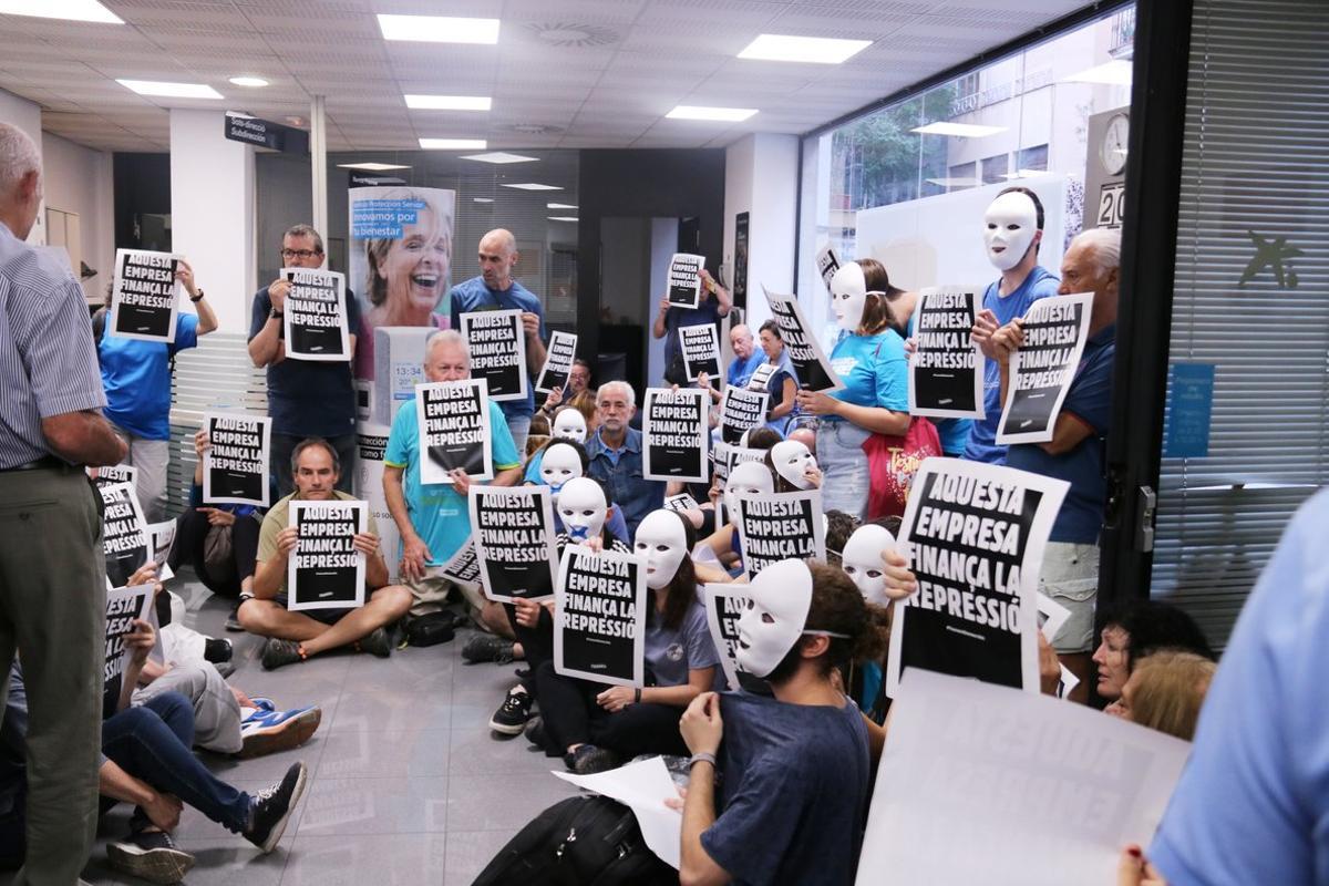 Activistas del ’Tsunami Democràtic’, en el interior de la oficina de CaixaBank del Torrent de l’Olla, este miércoles.