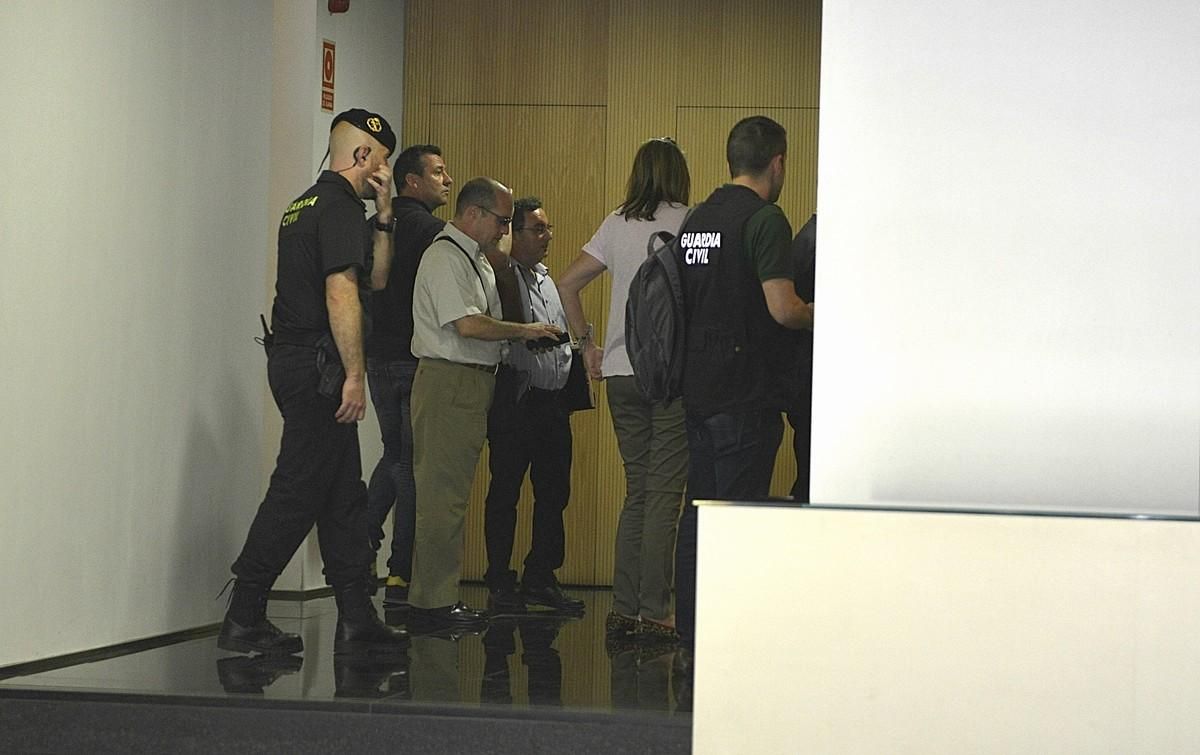 Agentes de la Guardia Civil entran en la sede de Efial en la Diagonal de Barcelona. Agentes de la Guardia Civil entran en la sede de Efial en la Diagonal de Barcelona.