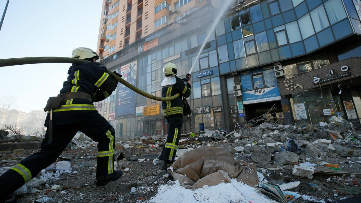 Los bomberos apagan el fuego en un edificio de apartamentos dañado por los recientes bombardeos en Kiev, Ucrania, el 26 de febrero de 2022.