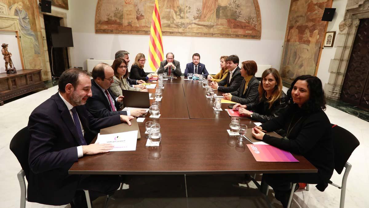 El Gobierno acepta crear la figura de un “relator” para Catalunya. En la imagen, reunión de la mesa de diálogo entre Quim Torra, miembros del Govern y representantes de PSC, ERC y JxCAT, el martes.