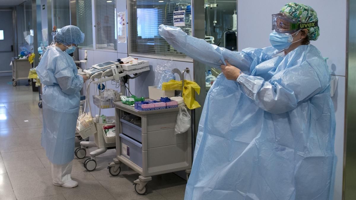 Personal sanitario de la Unidad de Cuidad Personal sanitario de la Unidad de Cuidados Intensivos (UCI) para enfermos de coronavirus del Hospital Universitario Dr. Josep Trueta de Girona. Personal sanitario de la Unidad de Cuidad Personal sanitario de la Unidad de Cuidados Intensivos (UCI) para enfermos de coronavirus del Hospital Universitario Dr. Josep Trueta de Girona.