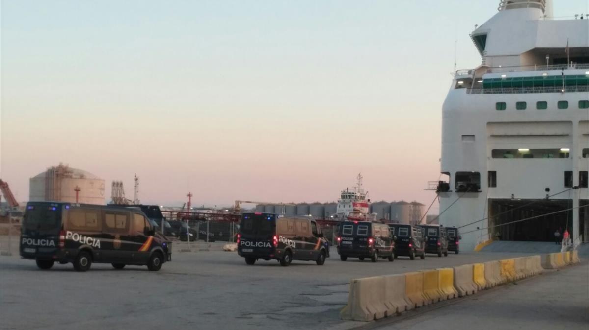Furgones de la Policía Nacional entran en uno de los barcos atracados en el Port de Barcelona. Furgones de la Policía Nacional entran en uno de los barcos atracados en el Port de Barcelona.