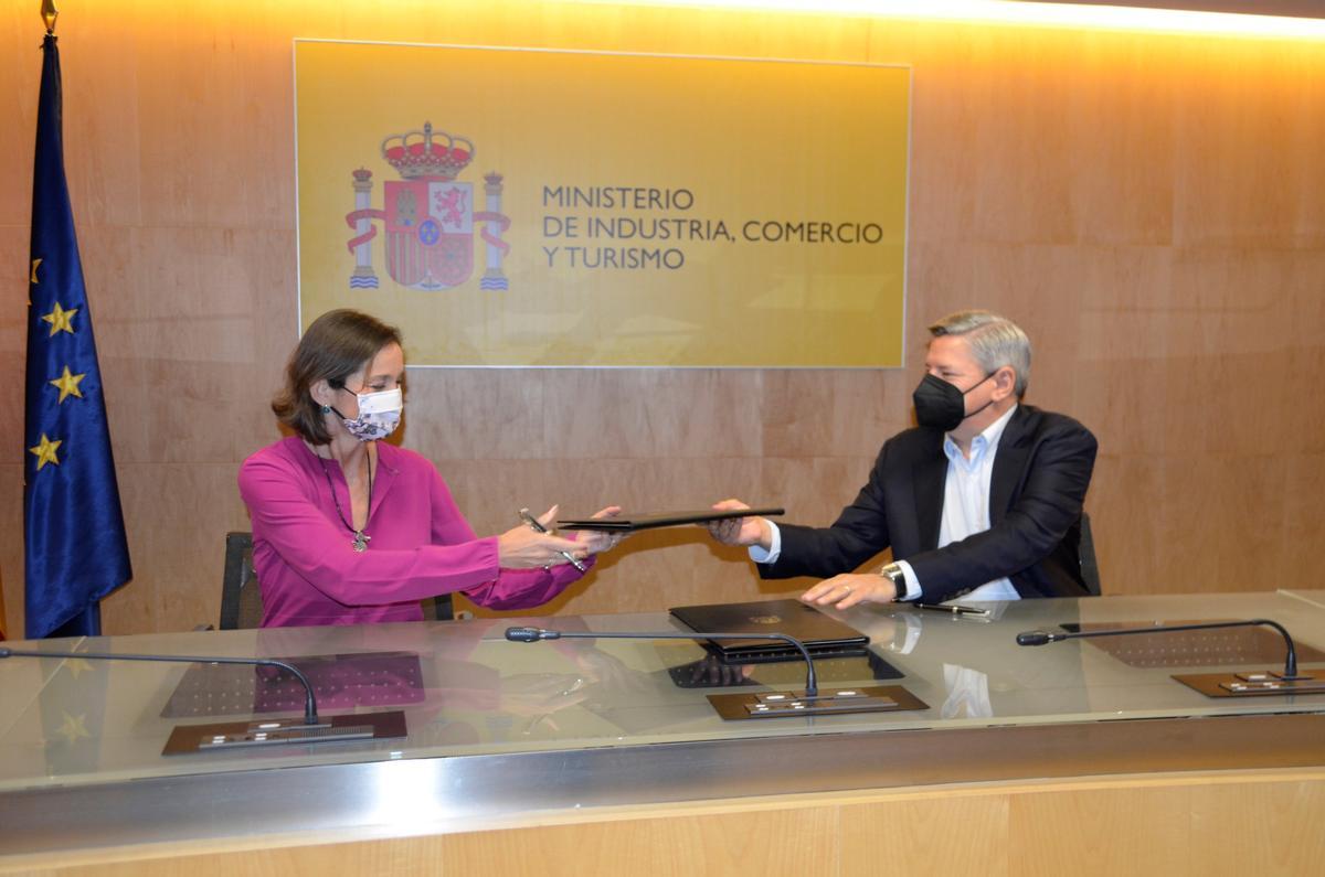 Maroto firma el acuerdo con Netflix para "hacer de las películas y series filmadas en España un recurso turístico"