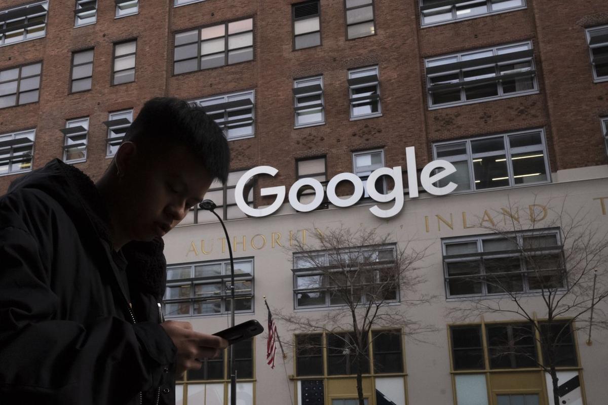 Un hombre utiliza un móvil ante unas oficinas de Google en Nueva York. 