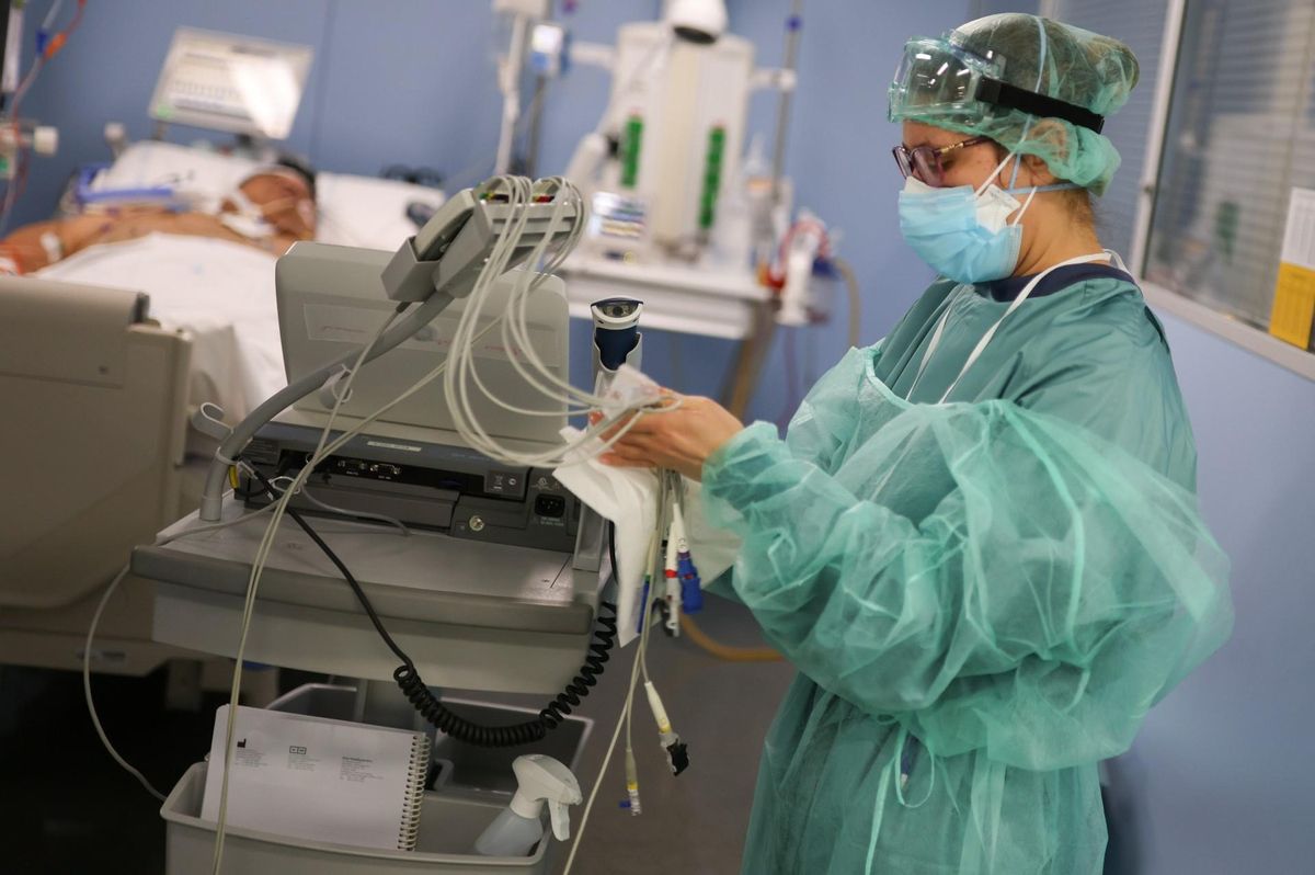 Una sanitaria se prepara para atender a un paciente de la uci con coronavirus en el Hospital de Sant Pau de Barcelona, este jueves. Una sanitaria se prepara para atender a un paciente de la uci con coronavirus en el Hospital de Sant Pau de Barcelona, este jueves.
