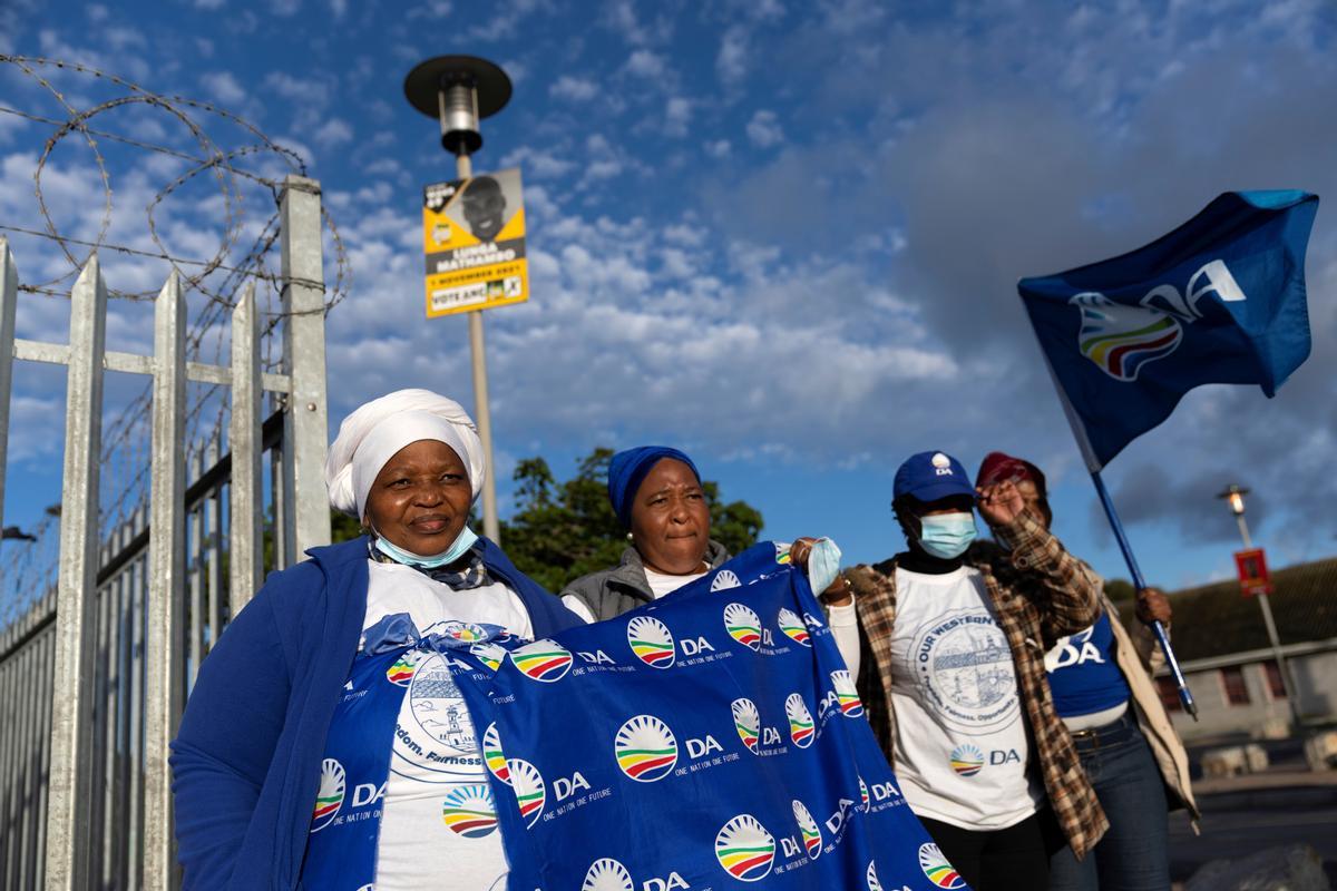 Seguidores del Partido Alianza Democrática junto a un colegio electoral en Ciudad del Cabo.