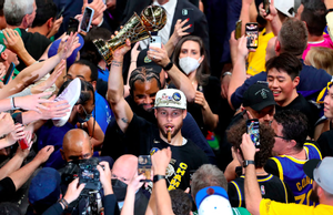 Curry celebra el título en Boston.