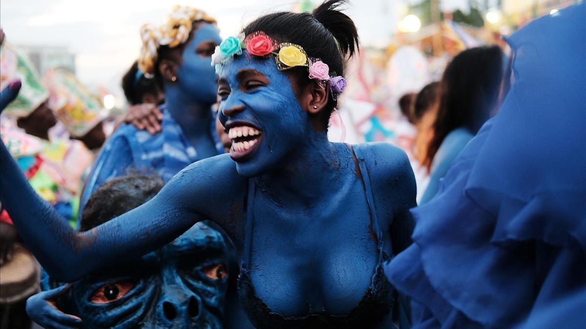 Una joven haitiana participa en las calles de Puerto Príncipe en el primer día de Carnaval, el 11 de febrero.