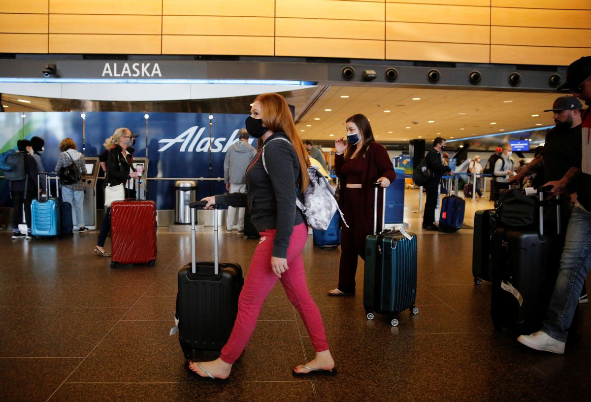 ´Viajeros con destino a Alaska en el aeropuerto de Seattle. ´Viajeros con destino a Alaska en el aeropuerto de Seattle.