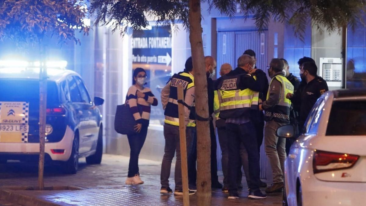Agentes de la Policía de Sagunto, ante el lugar de los hechos. Agentes de la Policía de Sagunto, ante el lugar de los hechos.