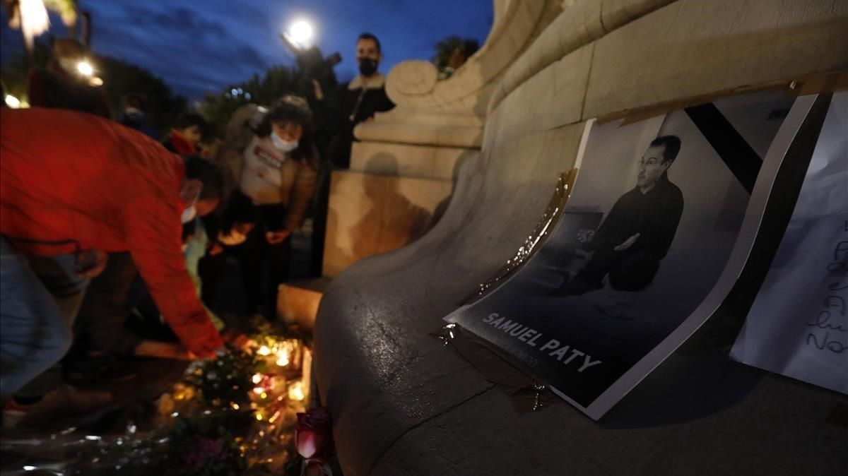 Vecinos de la ciudad de Niza encienden velas durante el homenaje que brindó Francia el jueves al profesor Samuel Paty, asesinado por un terrorista islamista. Vecinos de la ciudad de Niza encienden velas durante el homenaje que brindó Francia el jueves al profesor Samuel Paty, asesinado por un terrorista islamista.