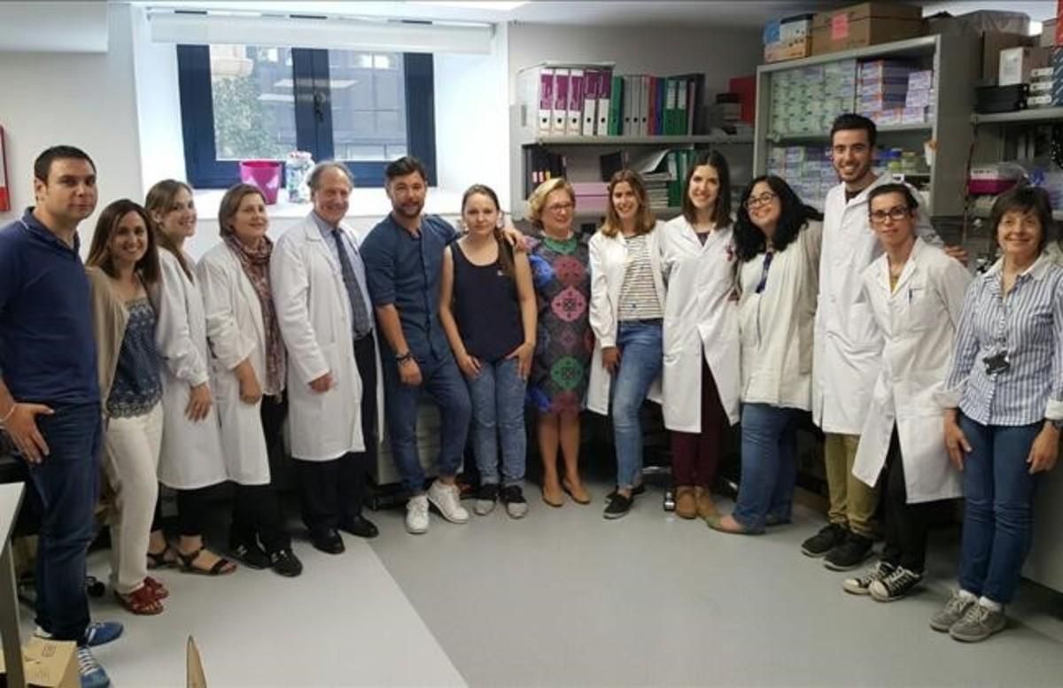 El docotor Pere Gascon con Miguel Poveda y el equipo que organiza un concierto solidario. El docotor Pere Gascon con Miguel Poveda y el equipo que organiza un concierto solidario.