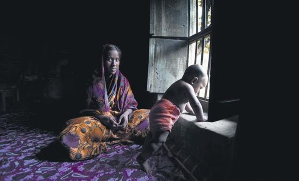 Sadia, una joven de 16 años de Bangladés que relató su matrimonio forzado, junto a su bebé. Sadia, una joven de 16 años de Bangladés que relató su matrimonio forzado, junto a su bebé.